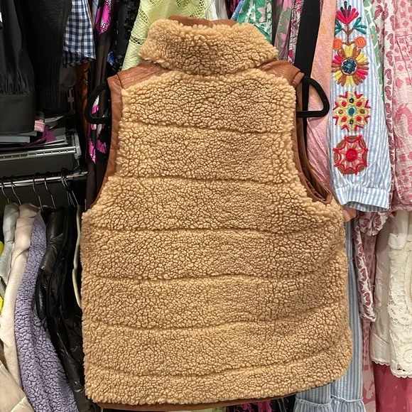 Tuckernuck Reversible Beckham Vest - Picture 4 of 6